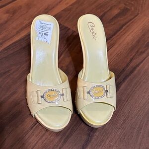 Candie's BEAUTIFUL YELLOW Mules with Gold Accents